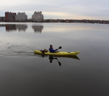 kayakiste en novembre sur la rivière des Prairies, photo prise du parc Nicolas-Viel , Ahuntsic