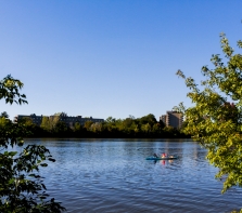 Kayakistes sur la  Rivière-des-Prairies,  devant l'avenue piétonne Park Stanley , Ahuntsic.