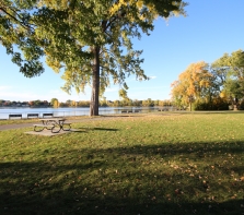 Le parc Beauséjour bordant la rivière des Prairies à l'ouest du pont Lachapelle.