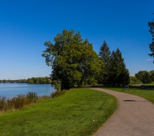 Le parc de la Merci,  piste cyclable bordant la rivière des Prairies dans l'arrondissement Nouveau-Bordeaux.