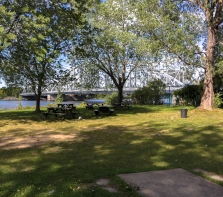 Le pont Lachapelle vu du Centre de canotage de Cartierville