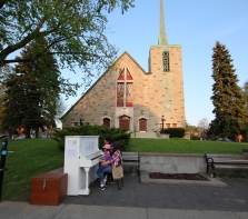 On y joue du piano sur la Promenade Fleury, face à l'église Saint-Paul-de-la-Croix