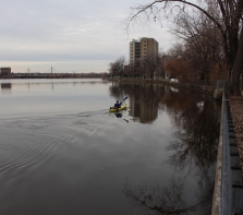 kayakiste en novembre sur la rivière des Prairies, photo prise du parc Nicols-Viel,  Ahuntsic