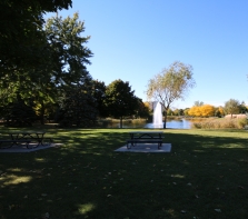 Le parc Ahuntsic vu sur petit lac et fontaine.