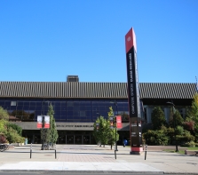 Complexe Sportif Claude-Robillard, entrée principale sur l'avenue Émile-Journault.
